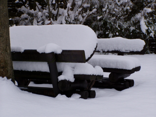 Bild zeigt Sitzbank im Schnee
